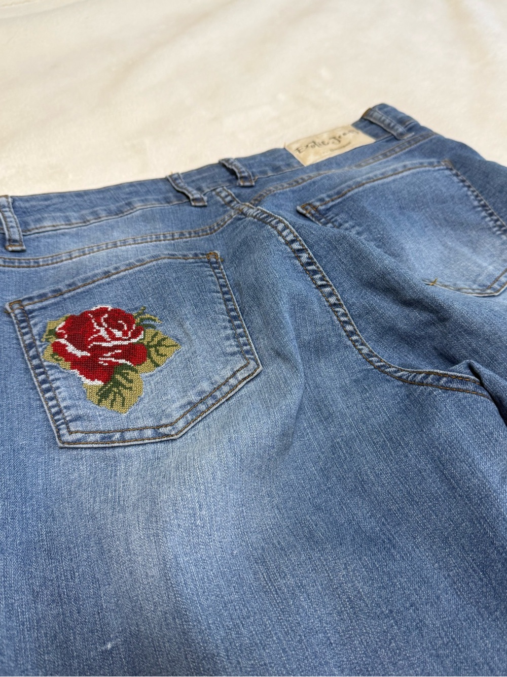 Embroidered Rose High-Rise Womenβs Jeans Blue - Picture 6 of 9